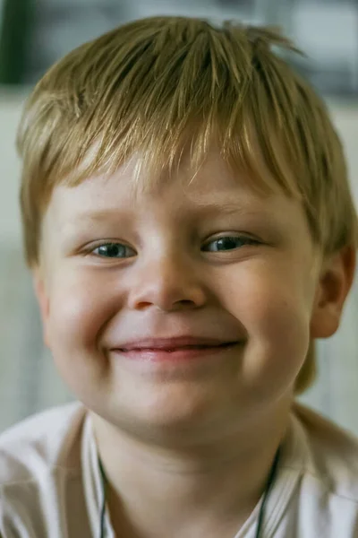2011 Maloyaroslavets Ρωσία Πορτρέτο Ενός Ξανθού Μικρού Παιδιού Που Κοιτάζει — Φωτογραφία Αρχείου