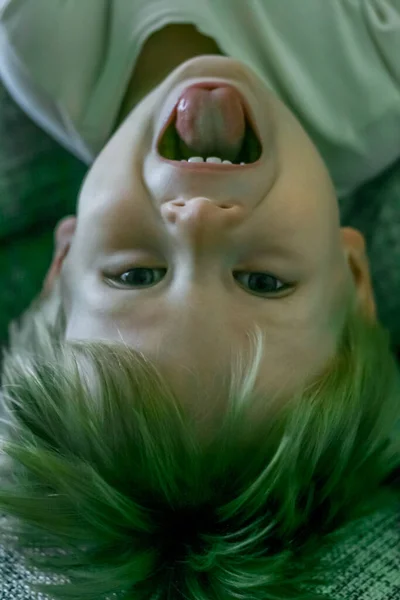 2011 Maloyaroslavets Russland Porträt Eines Kleinen Blonden Fröhlichen Jungen Der — Stockfoto