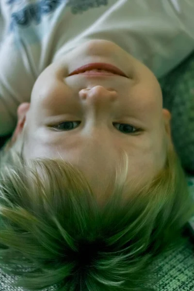 2011 Maloyaroslavets Rusko Portrét Světlovlasého Veselého Chlapce Ležícího Vzhůru Nohama — Stock fotografie
