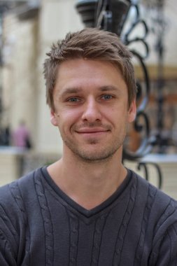 Çekici, sarışın, gülümseyen bir adamın portresi..