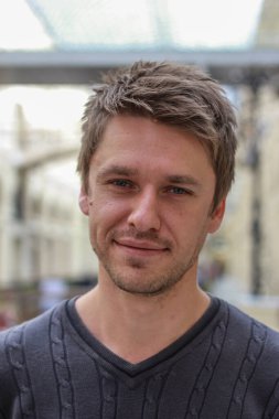 Çekici, sarışın, gülümseyen bir adamın portresi..