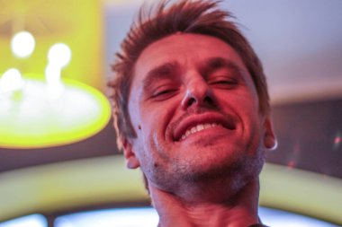 Çekici, sarışın, gülümseyen bir adamın portresi..