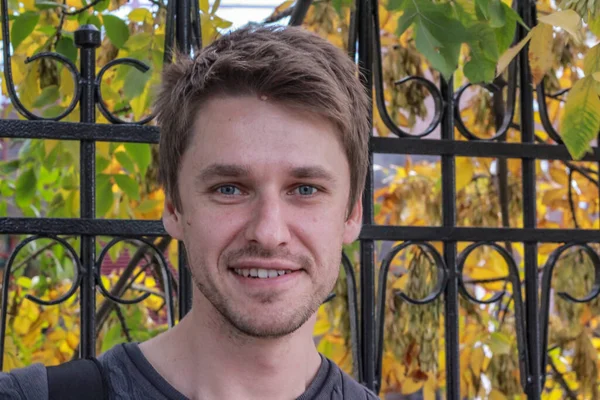 Retrato Joven Rubio Atractivo Sonriente Sentado Suelo Cerca Del Jardín — Foto de Stock