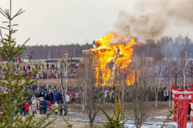 29.02.2020, Petrovo, Kaluga bölgesi, Rusya. Tema parkındaki meydanda korkulukları yakmak. Rus halk eğlencesi.