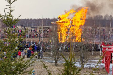 29.02.2020, Petrovo, Kaluga bölgesi, Rusya. Tema parkındaki meydanda korkulukları yakmak. Rus halk eğlencesi.