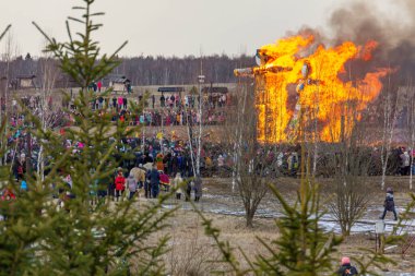 29.02.2020, Petrovo, Kaluga bölgesi, Rusya. Tema parkındaki meydanda korkulukları yakmak. Rus halk eğlencesi.