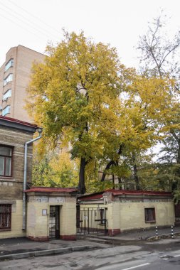 2011.10.09, Moskova, Rusya. Düşen şehir manzarası, kapısı olan bir fabrikanın tuğla çitinin parçası..