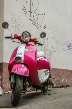 2011.10.09, Moskova, Rusya. Eski model scooter bir yerleşim yerinin avlusuna park edilmiş..