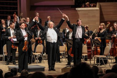 23.11.2011, Moskova, Rusya. Ünlü bir orkestra şefinin rehberliğinde Filarmoni Orkestrası 'nın senfoni müzik konseri. Sahnede klasik müzisyenler.
