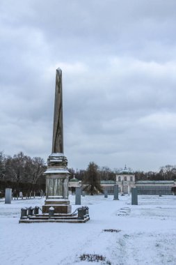 Kışın Kuskovo 'daki Malikane' nin arkasındaki Obelisk, Moskova, Rusya, göl manzaralı. Kış mevsiminde Rusya 'yı dolaşmak.