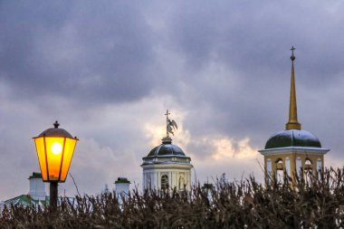Binaların tepeleri ve Kuskovo, Moskova 'da gece gökyüzünde yanan bir lamba..