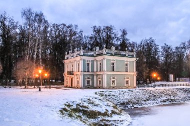 Kışın Kuskovo 'daki Homestead Sarayı' nın yanındaki İtalyan evi, Moskova, Rusya, bulanık ve tahıl etkisi.
