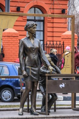 2011.12.24, Belgorod, Rusya. Okula adanmış anıt (öğretmen yaya bölgesinde masada oturan öğrencinin yanında duruyor).