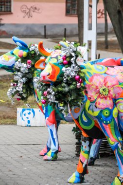 2011.12.24, Belgorod, Rusya. Sanat eseri. Çiçeklerle boyanmış inek. Yakın plan. Parktaki bir kafe yakınındaki orijinal sanat eseri..