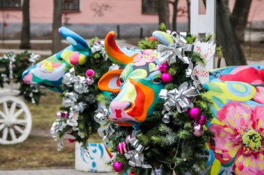 2011.12.24, Belgorod, Rusya. Sanat eseri. Çiçeklerle boyanmış inek. Yakın plan. Parktaki bir kafe yakınındaki orijinal sanat eseri..