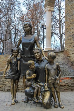 2011.12.25 Belgorod, Rusya. Şehir parkındaki büyük bir aileye adanmış anıt..