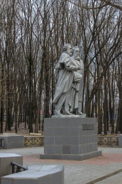 2011.12.25 Belgorod, Rusya. Marx ve Engels anıtı ağaçlara karşı bir şehir parkında.