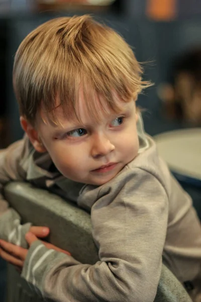 Retrato Niño Pequeño Sonriente Pelo Rubio Mirando Hacia Otro Lado —  Fotos de Stock