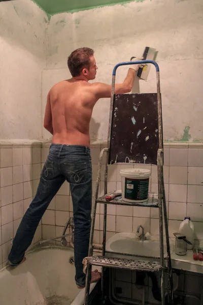 Mladý Muž Bez Trička Džínách Opravuje Koupelnu Chlap Dává Keramické — Stock fotografie