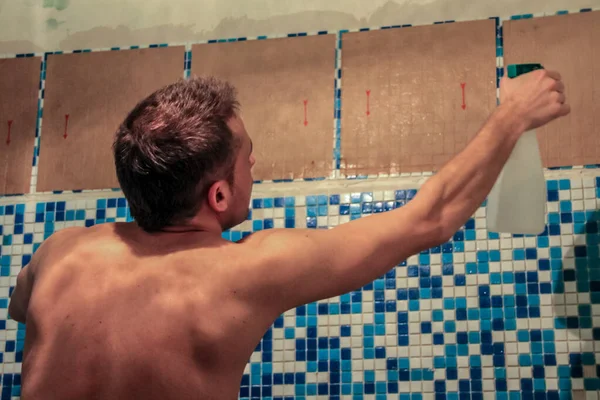 Mladý Muž Bez Trička Džínách Opravuje Koupelnu Chlap Dává Keramické — Stock fotografie