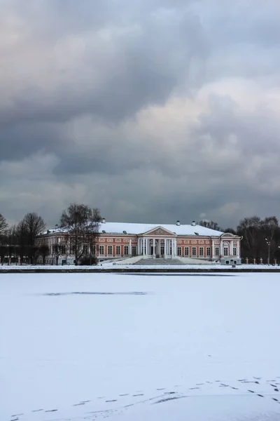 ウィンター モスクワ ロシアのクスコヴォのマナー宮殿は 池を渡って表示されます 冬のロシア旅行 — ストック写真