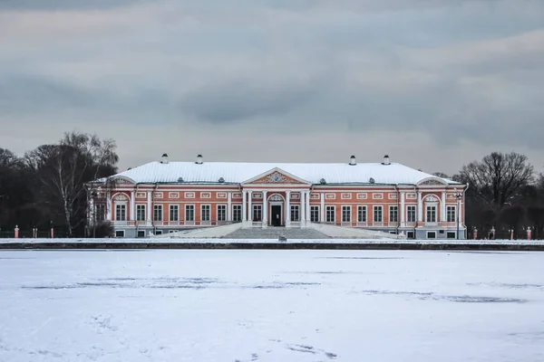 Manor Palace Kuskovo Inverno Moscou Rússia Vista Outro Lado Lagoa — Fotografia de Stock