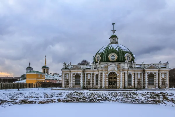 Kuskovo Park 'taki Homestead mağarası, kış mevsiminde. Rus kraliyet zamanının manzarası..