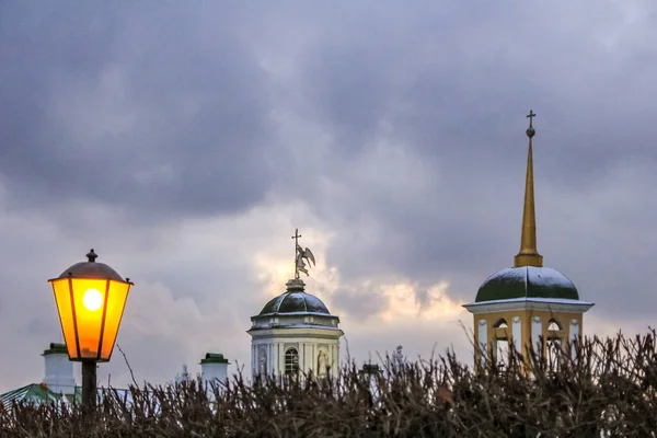 Toppen Van Gebouwen Een Brandende Lamp Avond Lucht Achtergrond Kuskovo — Stockfoto