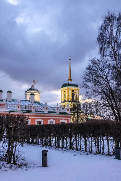 ウィンターのクスコヴォ フラク モスクワ のホームステッドの教会と鐘楼 モスクワの歴史的名所 — ストック写真