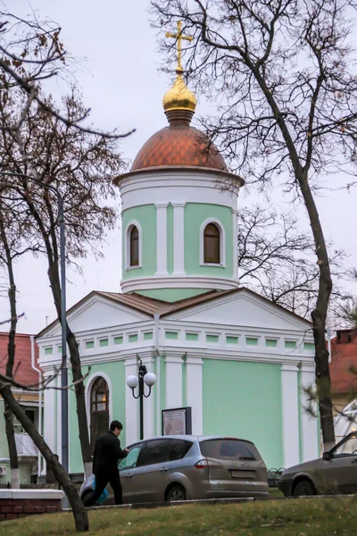 2011年12月25日 ロシア ベルゴルド 古い教会とそれによる新しい車 — ストック写真