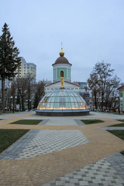 2011 Belgorod Russia 教堂和玻璃圆顶盖在城中历史上一座古城墙的碎片上 — 图库照片