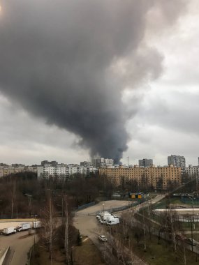 13.12.2019, Moskova, Rusya. Şehrin üzerindeki büyük bir duman sütunun pencere manzarası. Şehirde acil durum (yangın). Hayati tehlike durumu.