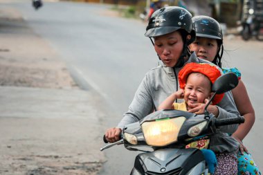304.2015, Phan Thiet, Vietnam. Yerel Vietnamlı ulusal bir araçla yolda motosiklet sürüyor..