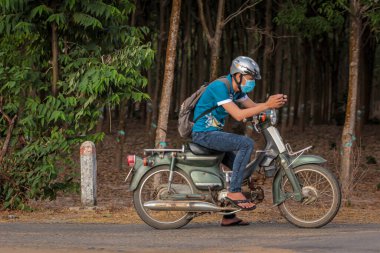304.2015, Phan Thiet, Vietnam. Yerel Vietnamlı ulusal bir araçla yolda motosiklet sürüyor..