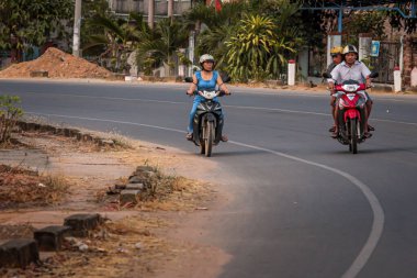 304.2015, Phan Thiet, Vietnam. Yerel Vietnamlı ulusal bir araçla yolda motosiklet sürüyor..