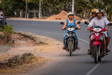 304.2015, Phan Thiet, Vietnam. Yerel Vietnamlı ulusal bir araçla yolda motosiklet sürüyor..