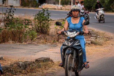 304.2015, Phan Thiet, Vietnam. Yerel Vietnamlı ulusal bir araçla yolda motosiklet sürüyor..