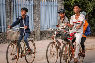 304.2015, Phan Thiet, Vietnam. Bir grup genç (yerel Vietnamlı) yolda bisiklet sürüyor..