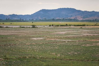 Dağların arka planında suyla dolu bir alan.