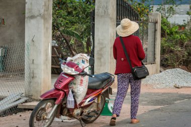 304.2015, Phan Thiet, Vietnam. Yerel Vietnamlı ulusal bir araçla yolda motosiklet sürüyor..