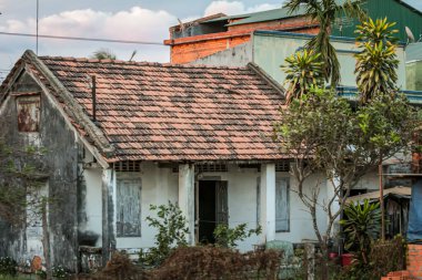 304.2015, Phan Thiet, Vietnam. Akşam gökyüzünün arka planında köy binaları olan bir manzara..