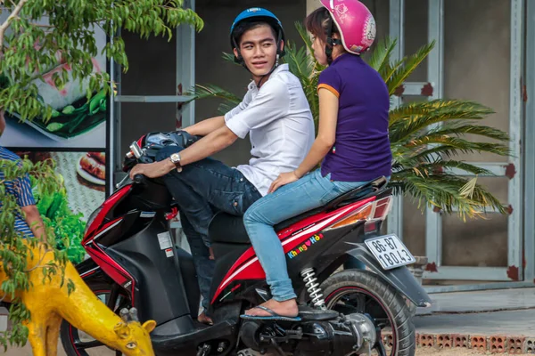 2015 Phan Thiet Vietnam Vietnamita Local Nacional Monta Una Moto —  Fotos de Stock