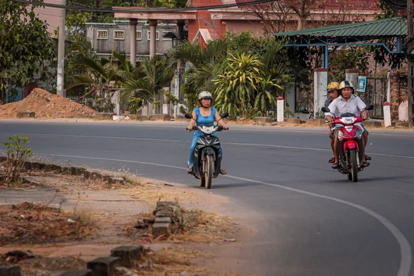 304.2015, Phan Thiet, Vietnam. Yerel Vietnamlı ulusal bir araçla yolda motosiklet sürüyor..
