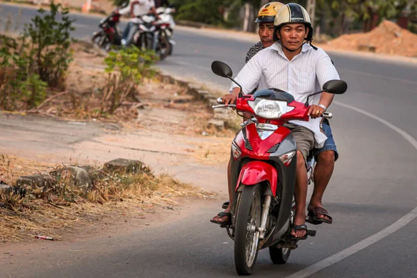 2015 Phan Thiet Vietnam Vietnamita Local Nacional Monta Una Moto —  Fotos de Stock