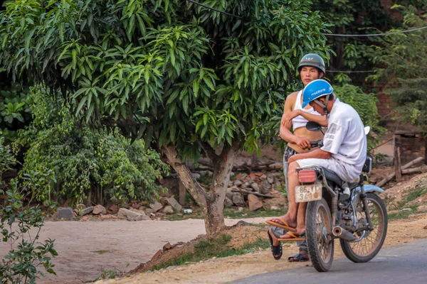 2015 Phan Thiet Vietname Vietnamita Local Nacional Monta Uma Moto — Fotografia de Stock