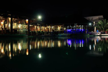 Bu gece barın ışıkları havuzun suyuna geri döndü, Vietnam 'a.