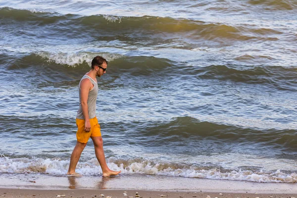 Young Man Wearing Yellow Swimming Shorts Gray Shirt Walking Shore — Stock Photo, Image