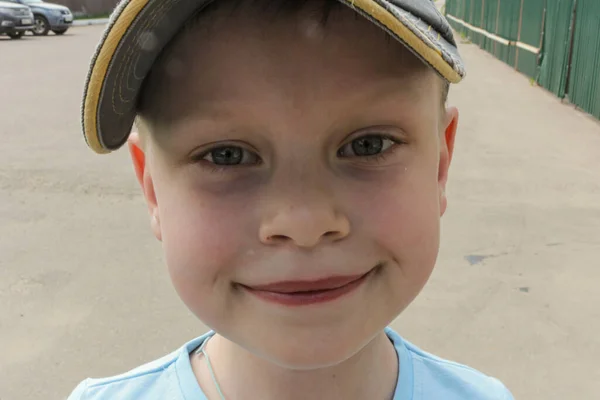 Porträt Eines Kleinen Jungen Mit Baseballmütze Der Die Kamera Blickt — Stockfoto