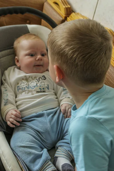 2015 Maloyaroslavets Russia Older Brother Sits Cradle Infant Brother Greets — Stock Photo, Image