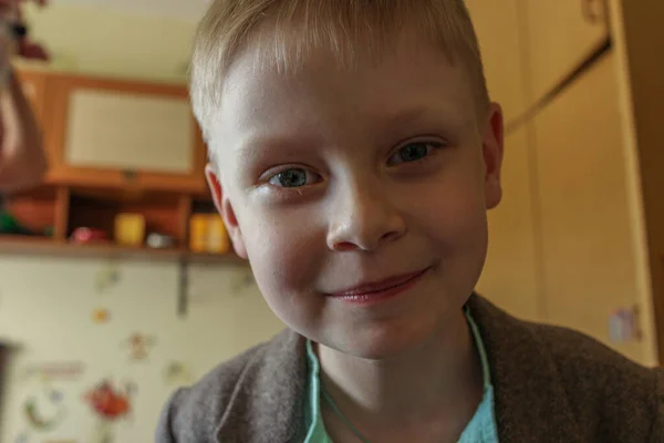 Portret Van Een Schattig Jongetje Dat Naar Camera Kijkt Grappige — Stockfoto